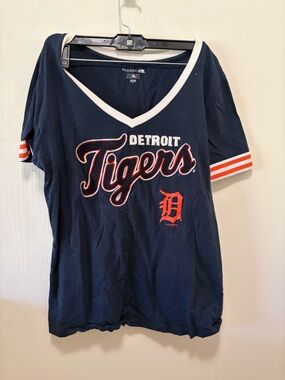 5th & Ocean Detroit Tigers V-neck Tee with White Trim